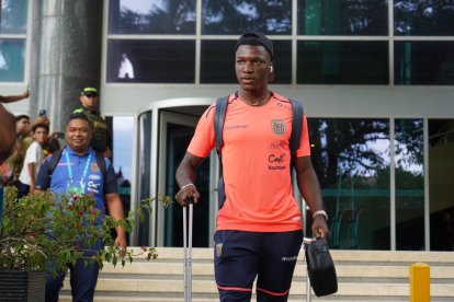 Moisés Caicedo cuando dejaba el hotel para ir al estadio Metropolitano.