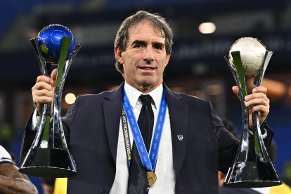 En técnico de Pachuca Guillermo Almada con los trofeo de la Challenger Cup que ganó ante Al-Ahly