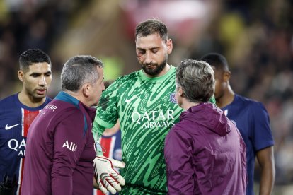 Gianluigi Donnarumma (c) fue asistido de inmediato por el cuerpo médico de PSG