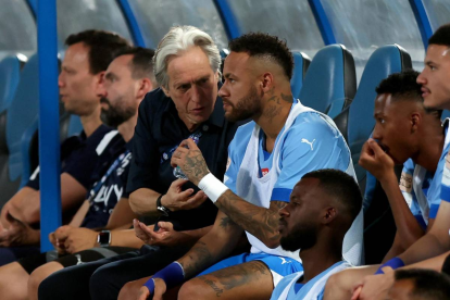 Jorge Jesús y Neymar en la banca de suplentes de Al-Hilal
