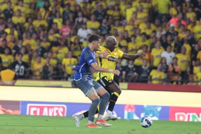 Felipe Caicedo (d) debutó con la camiseta torera en el Clásico del Astillero del sábado 1 de febrero, en la Noche Amarilla del Barcelona SC