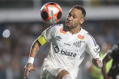 Neymar no pudo ganar su primer partido tras su regreso a Santos,