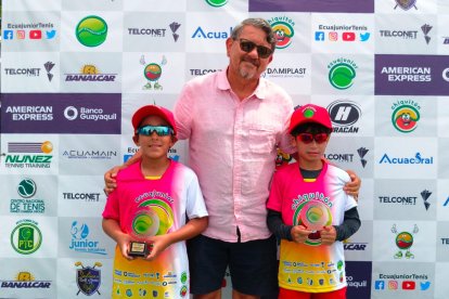 Emigdio Navia (i), Jonhny Saldivias, director, y Jorge López, tras la tercera etapa.