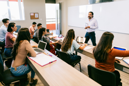 Estudiantes en aula de clases.