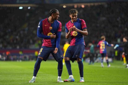 Lamine Yamal (d) festeja tras marcar el 4-0 ante Borussia Dortmund en el partido de ida por los cuartos de final de la UEFA Champions League.