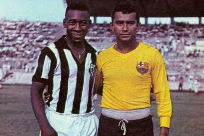 Pelé y Luciano Macías en el estadio Modelo, en agosto 1962.