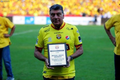 Miguel Brindisi, DT finalista de América con Barcelona, fue homenajeado por el club en 2016 y recientemente entregándole la camiseta del Centenario.