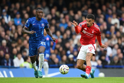 Moisés Caicedo (i) en la marca en el partido entre Chelsea y Manchester United