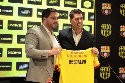 Antonio Álvarez presentó a Ismael Rescalvo como nuevo DT de Barcelona SC.