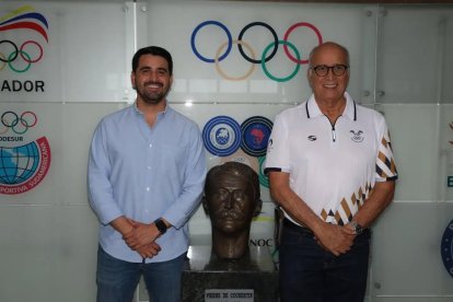 El presidente del COE, Jorge Delgado (d), posa junto al ministro del Deporte, José David Jiménez.