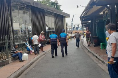 Los metropolitanos patrullan a pie constantemente para evitar problemas en la Bahía.