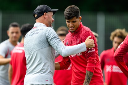 Piero Hincapié jugará como titular en el Bayer Leverkusen vs Pisa.