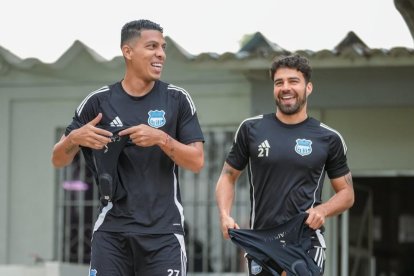 Luis Fernando León (i) junto a Alexander González luego de la práctica de Emelec.