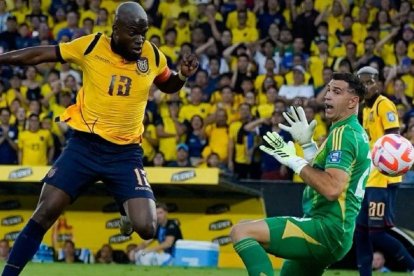 Enner Valencia haciendo historia ante Argentina.