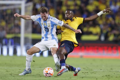 AMDEP3104. GUAYAQUIL (ECUADOR), 09/09/2025.- Willian Pacho (d) de Ecuador disputa el balón con Alexis Mac Allister de Argentina este martes, en un partido por las eliminatorias a la Copa Mundial 2026 entre Ecuador y Argentina en el Estadio Monumental Banco Pichincha en Guayaquil (Ecuador). EFE/ José Jácome