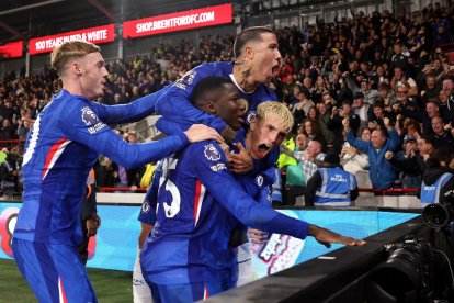 Moisés Caicedo registra dos goles en cuatro partido de Premier League.