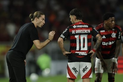 El entrenador de Flamengo, Filipe Luís (i), da indicaciones a Giorgian De Arrascaeta y a Gonzalo Plata en un partido de cuartos de final de la Copa Libertadores ante Estudiantes de La Plata.