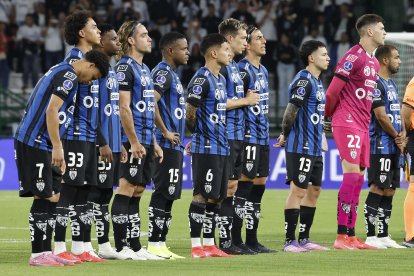 Jugadores de Independiente del Valle forman previo a un partido de cuartos de final de la Copa Sudamericana.