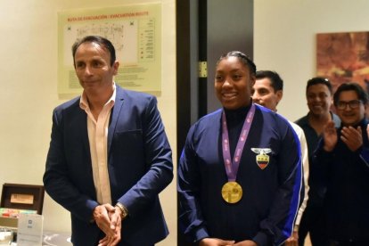 El presidente de la Ecuatoriana de Atletismo, Manuel Bravo, fue uno de los encargados de recibir a la campeona mundial Juleisy Angulo.