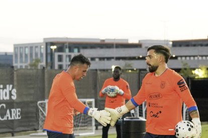 Gonzalo Valle y Hernán Galíndez arqueros de Ecuador.
