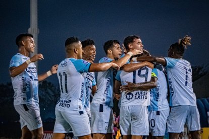 Jugadores del Guayaquil City festejan tras la goleada 3-1 ante San Antonio que les valió el ascenso.