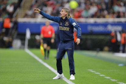 Sebastián Beccacece gesticuló desde la banca de suplentes de Ecuador ante México.