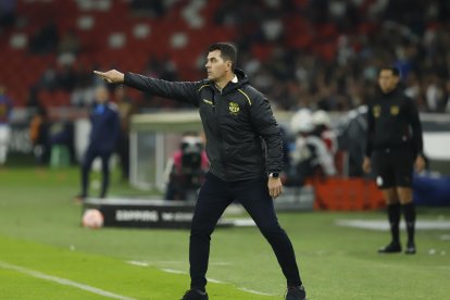 Ismael Rescalvo gesticula desde el banquillo de suplentes en el estadio Rodrigo Paz Delgado.