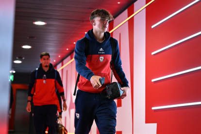 Piero Hincapié (detrás) cuando arribaba al juego ante Brighton con el resto del equipo del Arsenal.