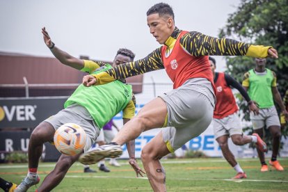 Barcelona en entrenamiento en las canchas alternas en el estadio Monumental.