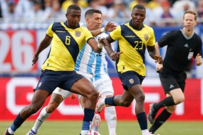 Willian Pacho y Moisés Caicedo, tricolores que fueron nominados para estar en el 11 de The Best 2025 de la FIFA.