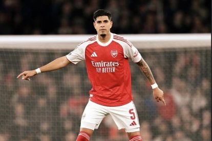 Piero Hincapié ha tenido sus primeros minutos con Arsenal en la Premier League.