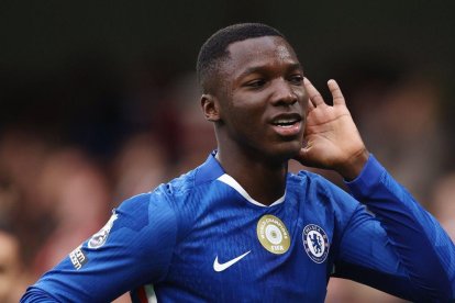 Moisés Caicedo jugador del Chelsea que recibirá a Barcelona.