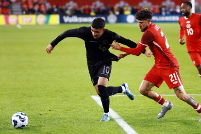 Kendry Páez (i) ofensivo ecuatoriano.