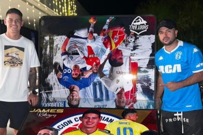 Espinosa le entrega su pedido a James Rodríguez. En los próximos días tiene pactada una partida de teqball con la estrella de la selección Colombia.