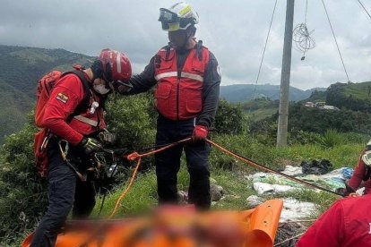 El cuerpo fue hallado en la vía Alóag -Santo Domingo.