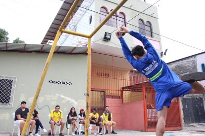 Los equipos esperan a un lado de la cancha su turno para jugar.