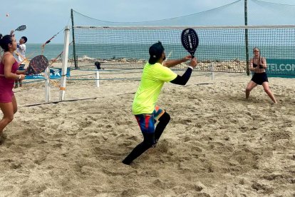 Uno de los cotejos de la categoría Mixta en la octava parada en Playas.