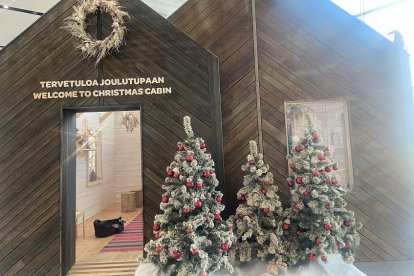 Papá Noel recibe miles de cartas cada año en su buzón oficial ubicado en Finlandia, uno de los puntos turísticos más visitados durante la Navidad.