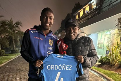 Joel Ordóñez y su primer entrenador Luis Medina.