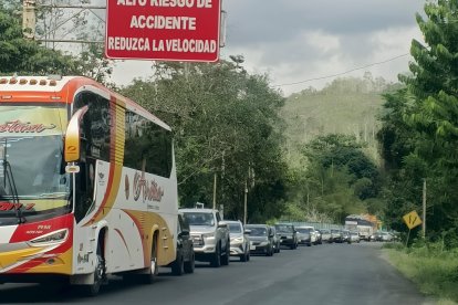 Retorno lento y riesgoso: cientos de vehículos avanzan con dificultad por la vía E20, en medio de advertencias por alta siniestralidad y trabajos viales.