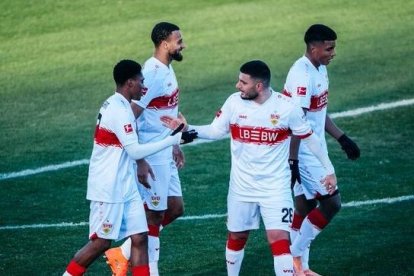 Jeremy Arévalo (d) junto a sus compañeros en el amistoso ante el Luzern de Suiza.