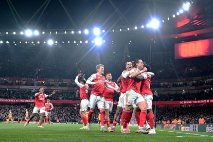 Arsenal lidera la Premier League sin oposición.