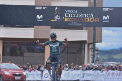 El ciclista Elvis Cotacachi (i) tomó la decisión de parar su pretemporada y planificación del año, para dedicarse a buscar ayuda para su padre, quien sufre de cáncer