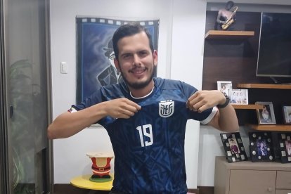 Daniel luce la camiseta de la Tri que llevará al Mundial, junto a dos amigos.