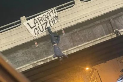 Amenazan con un monigote al presidente de Emelec, Jorge Guzmán.