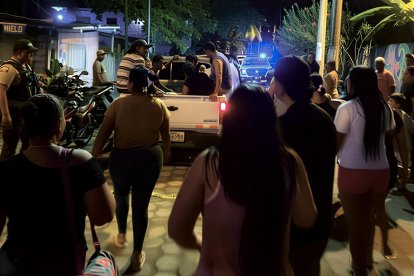 Agentes policiales y ciudadanos se congregan en el recinto de Same, Atacames, tras el ataque armado que cobró la vida de Darío Vera.