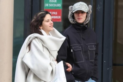 Rosalía y Loli Bahía fueron captadas en las calles de París.