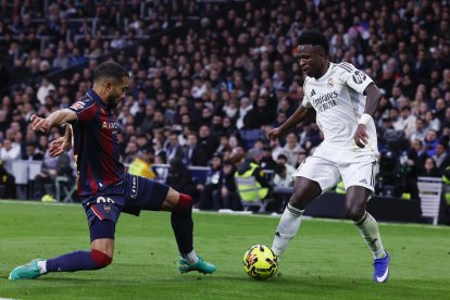 El delantero del Real Madrid Vinicius Jr y el defensa del Levante Manuel Sánchez, durante el partido de LaLiga disputado el sábado 17 de enero de 2026.