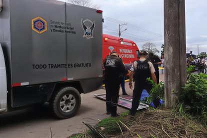 Personal de Medicina Legal y Bomberos de La Concordia realiza el levantamiento del cuerpo de Estiben Ribadeneira, fallecido tras impactar su motocicleta contra un poste.
