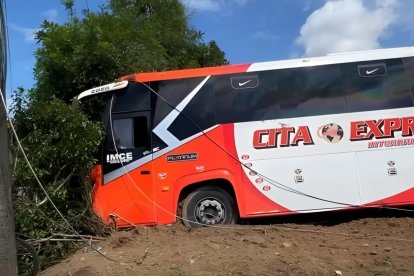 Bus de Cita Express quedó incrustado en un cerramiento tras perder pista en La Marujita, Quinindé; se reportan solo daños materiales.